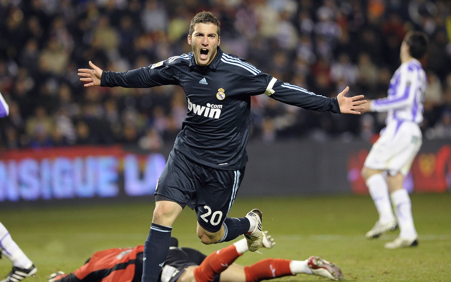 百米飞人巅峰对决 新星闪耀打破十年纪录-爱游戏体育